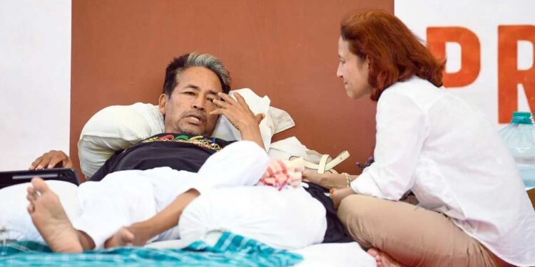 Delhi Police Action: 20 दिन की Hunger Strike के बाद सोनम वांगचुक अस्पताल में भर्ती, जंतर-मंतर से तड़के हटाया गया