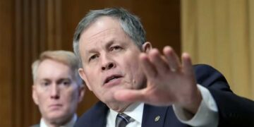 US Senator Steve Daines का बड़ा बयान, बोले- 'चीन जाते समय फोन छोड़ देता हूं, भारत आते वक्त साथ रखता हूं', बताई खास वजह