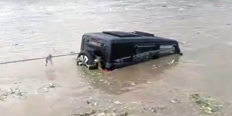 Haridwar Viral News: रील बनाने के चक्कर में गंगा में बह गई थार, उफनती नदी से ऐसे हुआ रेस्क्यू