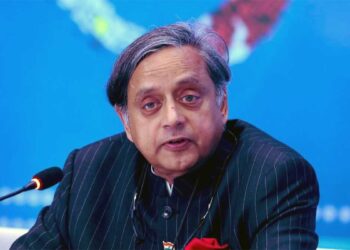 'पेपर लीक से सबसे बड़ा नुकसान गरीबों को', Shashi Tharoor का युवाओं के नाम Open Letter, सोनम वांगचुक से भी की खास अपील