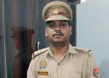 Varanasi में पकड़ा गया Fake Daroga, पुलिस की वर्दी पहनकर दिखाता था रौब, लखनऊ तक बताता था अपनी पहुंच