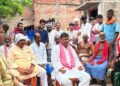 सड़क हादसे में मृत अरशद के परिवार से मिले सपा नेता अकमल नईम खां मुन्ना, आर्थिक मदद की
