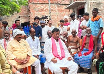 सड़क हादसे में मृत अरशद के परिवार से मिले सपा नेता अकमल नईम खां मुन्ना, आर्थिक मदद की