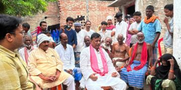 सड़क हादसे में मृत अरशद के परिवार से मिले सपा नेता अकमल नईम खां मुन्ना, आर्थिक मदद की