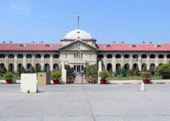 Hijab Row: स्कूल यूनिफॉर्म के साथ हेडस्कार्फ की मांग पर हाईकोर्ट का बड़ा फैसला
