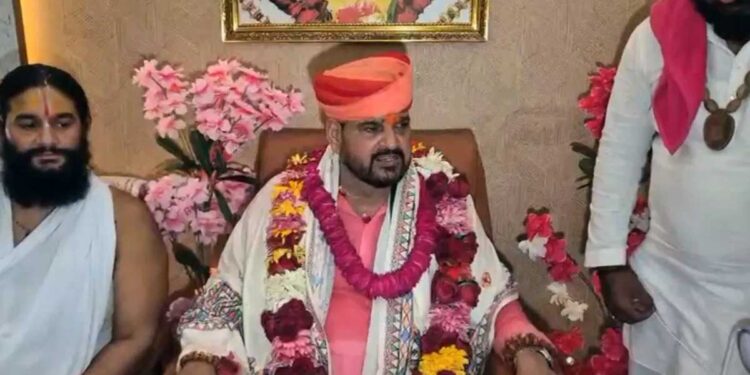 अदालत से बरी होने के बाद पहली बार अयोध्या पहुंचे बृजभूषण सिंह, Airport से Hanumangarhi तक समर्थकों ने किया भव्य स्वागत