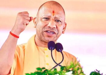 CM Yogi Adityanath: ‘तिरंगा स्वतंत्रता सेनानियों की अमिट गाथा’, गोरखपुर में हजारों लोगों के साथ निकली भव्य Tiranga Yatra