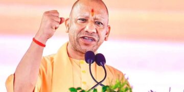 CM Yogi Adityanath: ‘तिरंगा स्वतंत्रता सेनानियों की अमिट गाथा’, गोरखपुर में हजारों लोगों के साथ निकली भव्य Tiranga Yatra