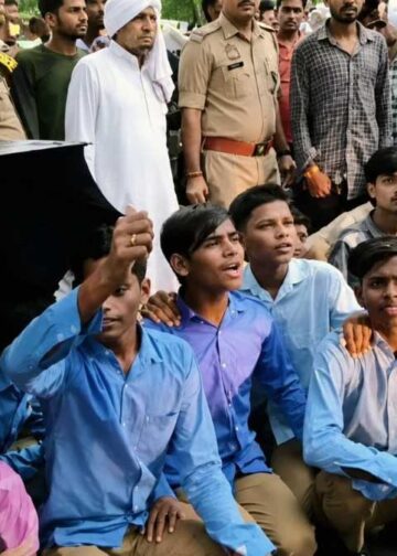 महोबा में Gen Alpha पर पुलिस का एक्शन! सड़क पर प्रदर्शन कर रहे बच्चों को घसीटकर हटाने का आरोप