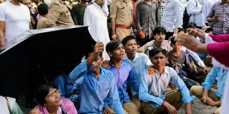 महोबा में Gen Alpha पर पुलिस का एक्शन! सड़क पर प्रदर्शन कर रहे बच्चों को घसीटकर हटाने का आरोप