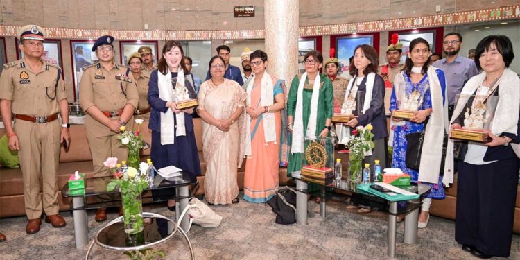 UP-Japan Investment Meet 2026: जापानी Delegation ने जाना 1090 का पूरा सिस्टम, ऐसे मिलती है महिलाओं को तुरंत मदद