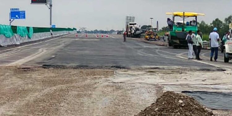 13 जुलाई को उद्घाटन, 24 दिन में 80 से ज्यादा गड्ढे! Lucknow-Kanpur Expressway पर उठे गुणवत्ता और निर्माण पर बड़े सवाल