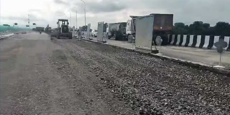 Lucknow-Kanpur Expressway फिर धंसा, बारिश ने खोली निर्माण की पोल; 10 जगहों पर सड़क में आई दरार
