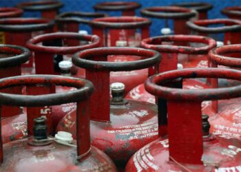 LPG Cylinder Price Cut: 200 रुपए से ज्यादा सस्ता हुआ कमर्शियल गैस सिलेंडर, जानिए दिल्ली-कोलकाता समेत नए रेट