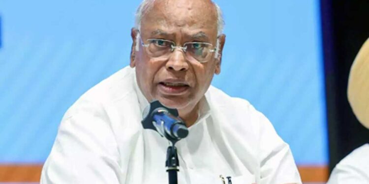 ‘केस करना है तो गांधी-नेहरू-पटेल पर करो’, Vande Mataram विवाद में खरगे का BJP पर बड़ा हमला