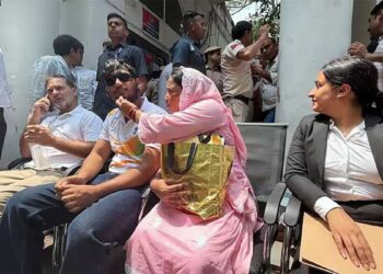 पेलेट गन से घायल छात्र के साथ थाने में धरने पर बैठे राहुल गांधी, जानिए क्या है बड़ी मांग?