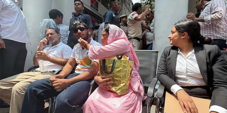 पेलेट गन से घायल छात्र के साथ थाने में धरने पर बैठे राहुल गांधी, जानिए क्या है बड़ी मांग?