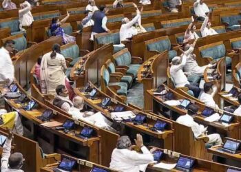 Parliament Monsoon Session: हंगामे के बीच Lok Sabha में पेश हुए 4 बड़े Bill, जानिए कौन-कौन से हैं विधेयक