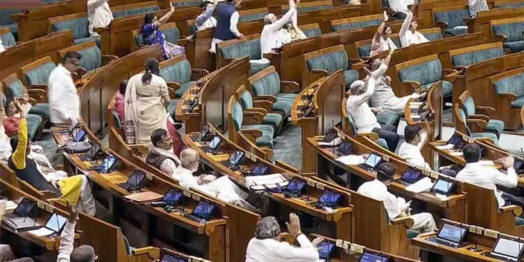 Parliament Monsoon Session: हंगामे के बीच Lok Sabha में पेश हुए 4 बड़े Bill, जानिए कौन-कौन से हैं विधेयक