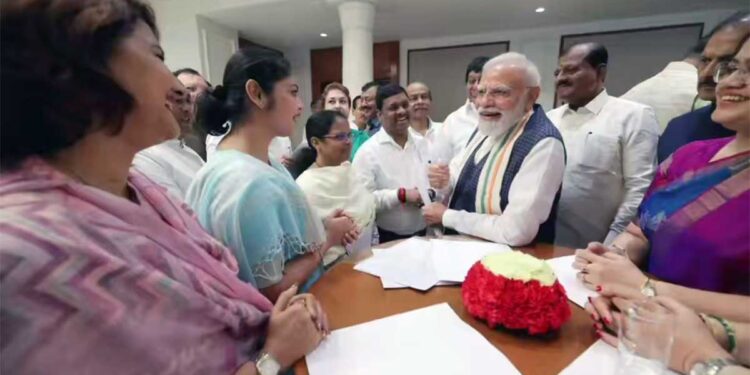 PM Modi से मुलाकात के बाद Sayoni Ghosh और Kakoli Ghosh की तस्वीरें वायरल, कांथा कढ़ाई से लेकर ‘पहली मुलाकात’ तक क्या है संकेत?