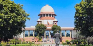 SC का बड़ा फैसला: सरकारी कर्मचारी, स्कूल और हॉस्पिटल स्टाफ रहेंगे Labour Act के दायरे में