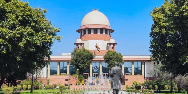 SC का बड़ा फैसला: सरकारी कर्मचारी, स्कूल और हॉस्पिटल स्टाफ रहेंगे Labour Act के दायरे में