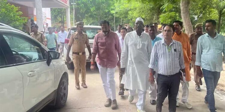 E20 Petrol पर सवाल सुनते ही चुप हुए योगी सरकार के मंत्री, बोले- 'इस मुद्दे पर हम नहीं बात करेंगे'