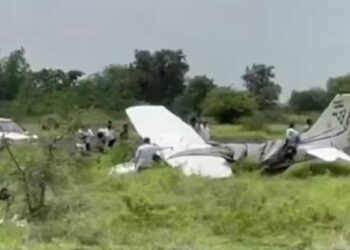 Baramati में फिर Training Plane Crash, लैंडिंग के दौरान जमीन पर गिरा विमान; Trainee Pilot सुरक्षित