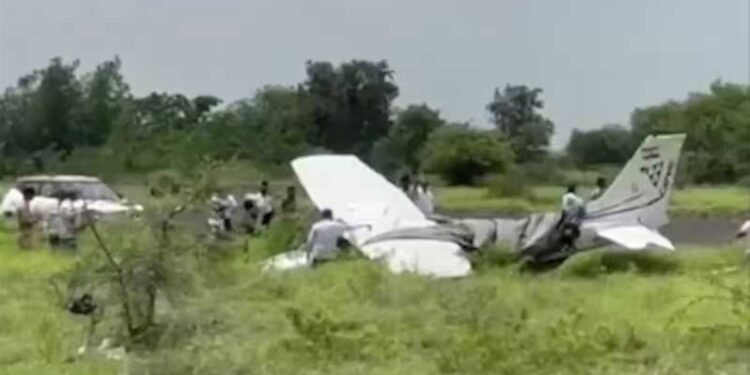 Baramati में फिर Training Plane Crash, लैंडिंग के दौरान जमीन पर गिरा विमान; Trainee Pilot सुरक्षित