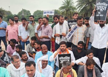 Lucknow में UGC के खिलाफ सवर्ण समाज का प्रदर्शन, CM आवास कूच पर Police ने रोका, जमकर नारेबाजी