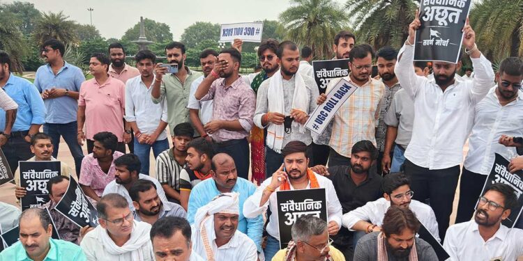 Lucknow में UGC के खिलाफ सवर्ण समाज का प्रदर्शन, CM आवास कूच पर Police ने रोका, जमकर नारेबाजी