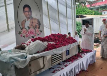 रसड़ा विधायक उमाशंकर सिंह को अकमल नईम 'मुन्ना' ने दी भावभीनी श्रद्धांजलि, लखनऊ आवास पहुँचकर किए अंतिम दर्शन