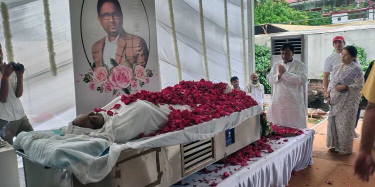 रसड़ा विधायक उमाशंकर सिंह को अकमल नईम 'मुन्ना' ने दी भावभीनी श्रद्धांजलि, लखनऊ आवास पहुँचकर किए अंतिम दर्शन