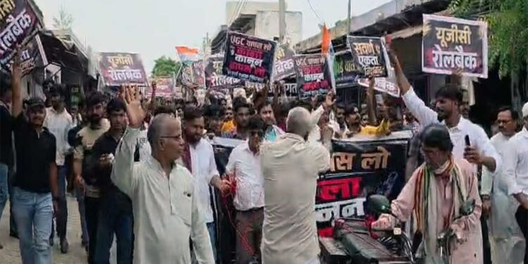 UGC Rollback को लेकर आगरा में बड़ा प्रदर्शन! ट्रैक्टर लेकर निकले प्रदर्शनकारी, Yamuna Expressway पर बढ़ा तनाव