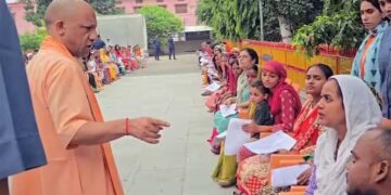 Gorakhpur में CM Yogi का जनता दर्शन, करीब 150 लोगों की सुनी फरियाद; इलाज से पेंशन तक दिए निर्देश