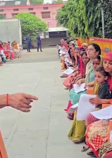Gorakhpur में CM Yogi का जनता दर्शन, करीब 150 लोगों की सुनी फरियाद; इलाज से पेंशन तक दिए निर्देश