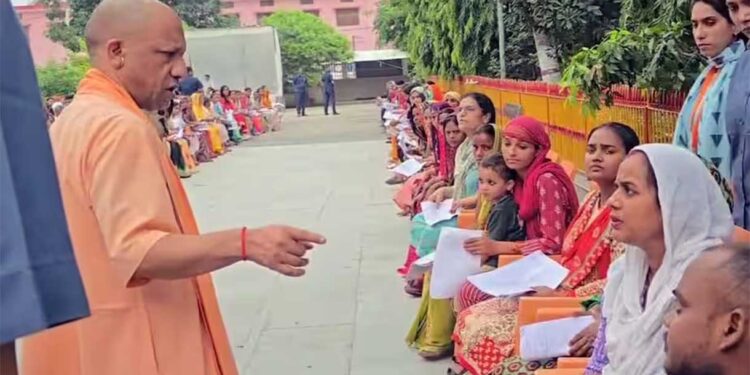 Gorakhpur में CM Yogi का जनता दर्शन, करीब 150 लोगों की सुनी फरियाद; इलाज से पेंशन तक दिए निर्देश