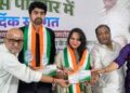 UP Congress में बड़ा फेरबदल! पूर्व IAS राकेश वर्मा और Actress जारा खान ने थामा कांग्रेस का हाथ, राहुल गांधी से भी हुई मुलाकात
