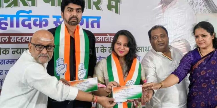 UP Congress में बड़ा फेरबदल! पूर्व IAS राकेश वर्मा और Actress जारा खान ने थामा कांग्रेस का हाथ, राहुल गांधी से भी हुई मुलाकात