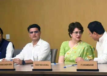 प्रियंका गांधी ने CEC ज्ञानेश कुमार के इस्तीफे पर उठाया बड़ा सवाल, CWC बैठक में राहुल गांधी ने भी खोला मोर्चा