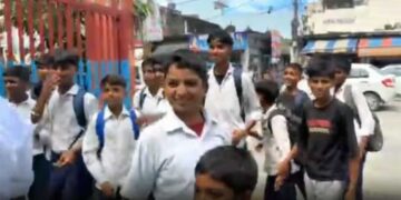 Gen Alpha Protest: स्कूल में पानी में मिले कीड़े तो भड़के छात्र, गदरपुर कोतवाली का किया घेराव