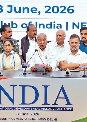 TMC पर EC के फैसले से विपक्ष में हलचल! Rahul Gandhi से Akhilesh तक Mamata के समर्थन में, 5 Points में समझें पूरा मामला