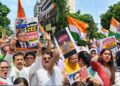 Lucknow में Gyanesh Kumar के खिलाफ सपा का प्रदर्शन, पुतले पर पोती कालिख; 2027 Election को लेकर उठे सवाल