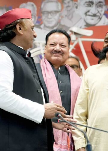 अखिलेश यादव के साथ दिखे लंबी मूंछों वाले ‘चाचा’ कौन? मंच पर सपा चीफ ने दिलवाया मूंछों पर ताव