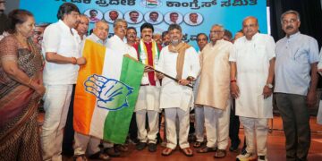BJP को बड़ा झटका! पूर्व MLA नरेंद्र बाबू ने थामा कांग्रेस का हाथ, जानें क्यों छोड़ी पार्टी