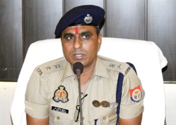 आजमगढ़ हत्याकांड के बाद अनाथ हुईं दोनों बच्चियों की जिम्मेदारी पुलिस ने उठाई, SSP ने दिया एक माह का वेतन