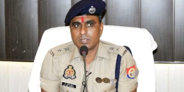 आजमगढ़ हत्याकांड के बाद अनाथ हुईं दोनों बच्चियों की जिम्मेदारी पुलिस ने उठाई, SSP ने दिया एक माह का वेतन
