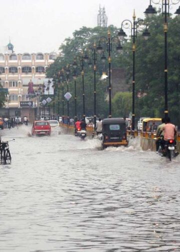 UP Rain: 3 दिन की बारिश ने मचाई तबाही, 56 जिलों में सामान्य से ज्यादा बारिश; 56 लोगों की मौत