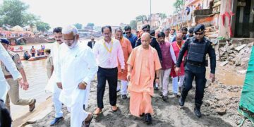 यूपी में बाढ़ पर योगी सरकार का बड़ा Rescue Operation, 2,075 नाव-मोटरबोट से बचाव; 19 हजार से ज्यादा लोग सुरक्षित