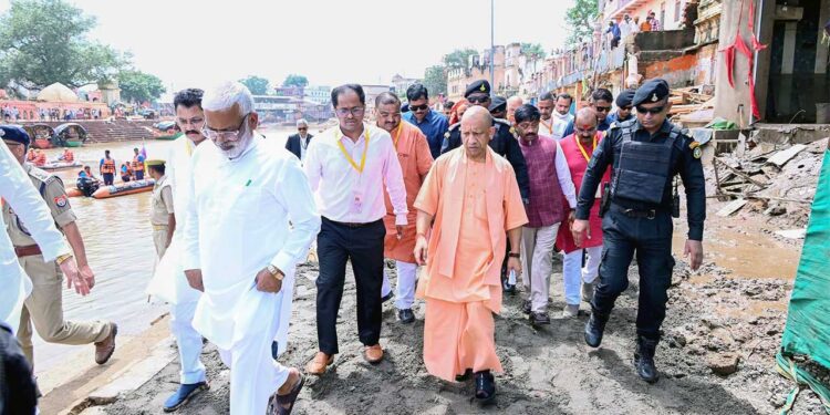 यूपी में बाढ़ पर योगी सरकार का बड़ा Rescue Operation, 2,075 नाव-मोटरबोट से बचाव; 19 हजार से ज्यादा लोग सुरक्षित